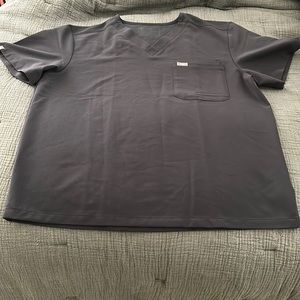 MENS Figs x Leon Charcoal Scrub Top